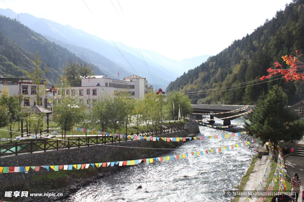 山间河谷藏式风情景致