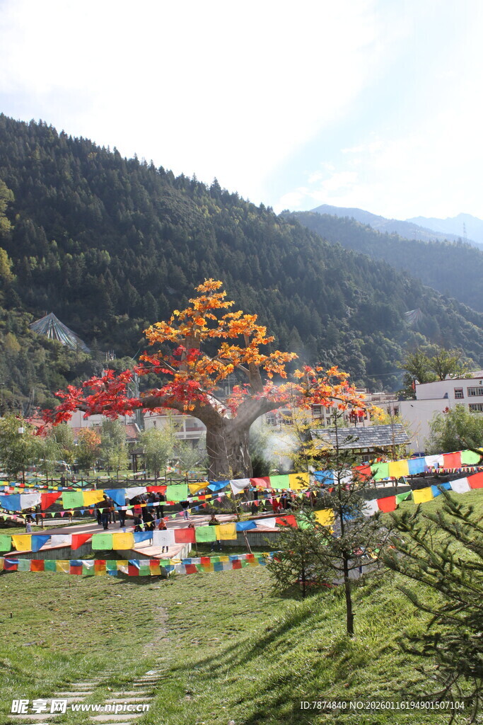 山间多彩经幡装点美景