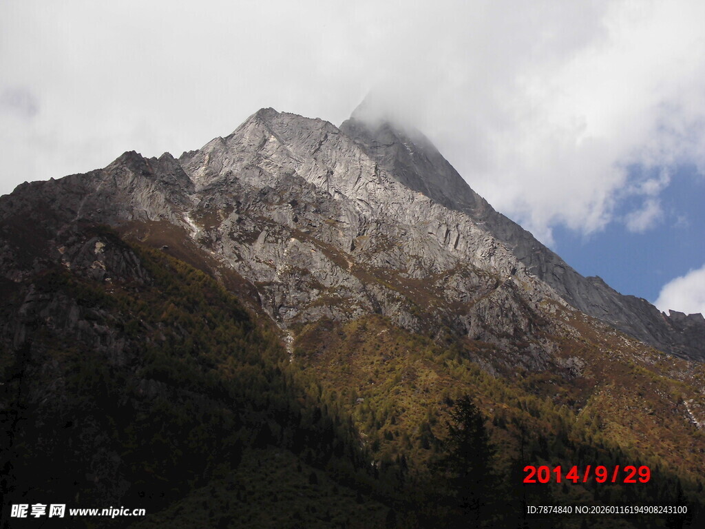巍峨山峰云雾缭绕之景