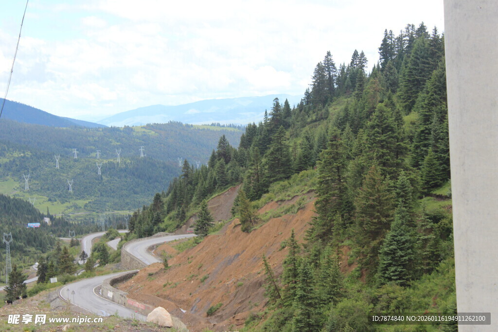 山间蜿蜒公路与葱郁山林