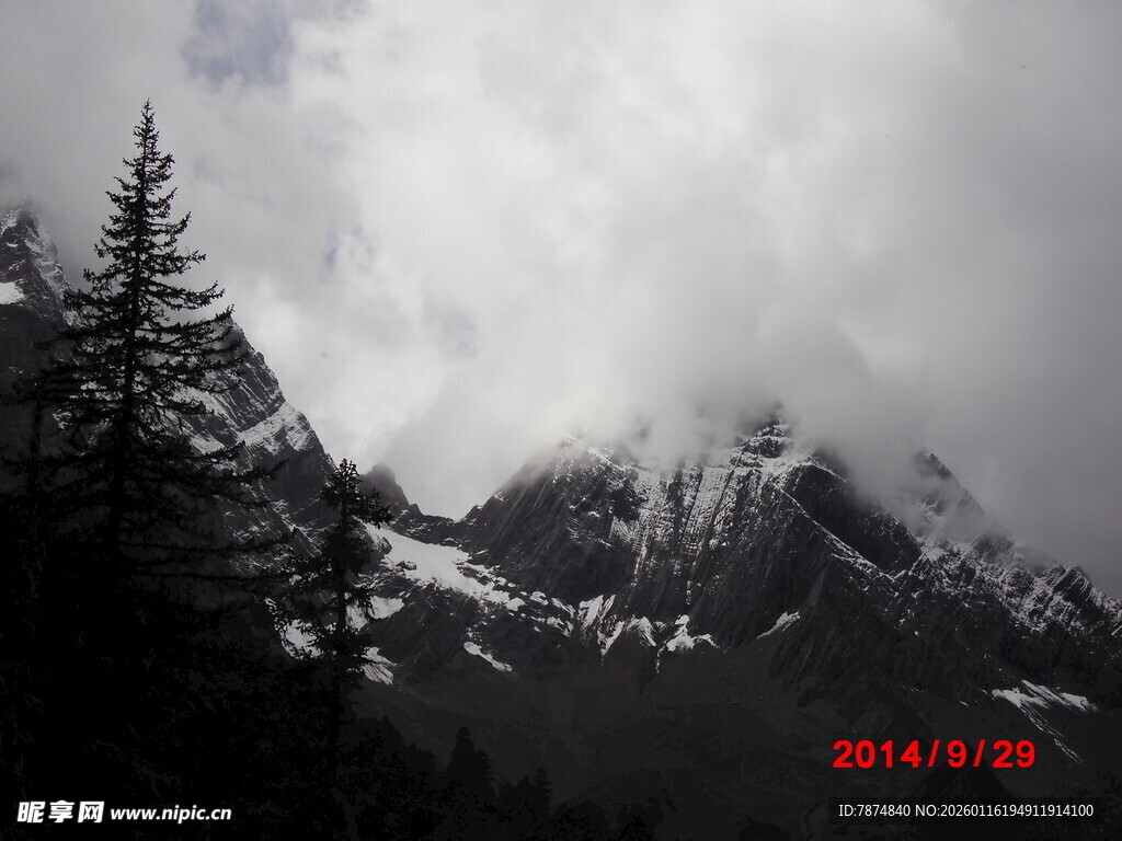 云雾缭绕的雪山景色