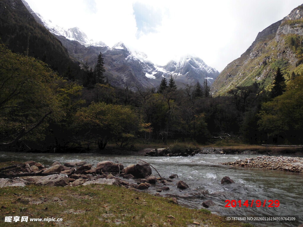 山间溪流美景