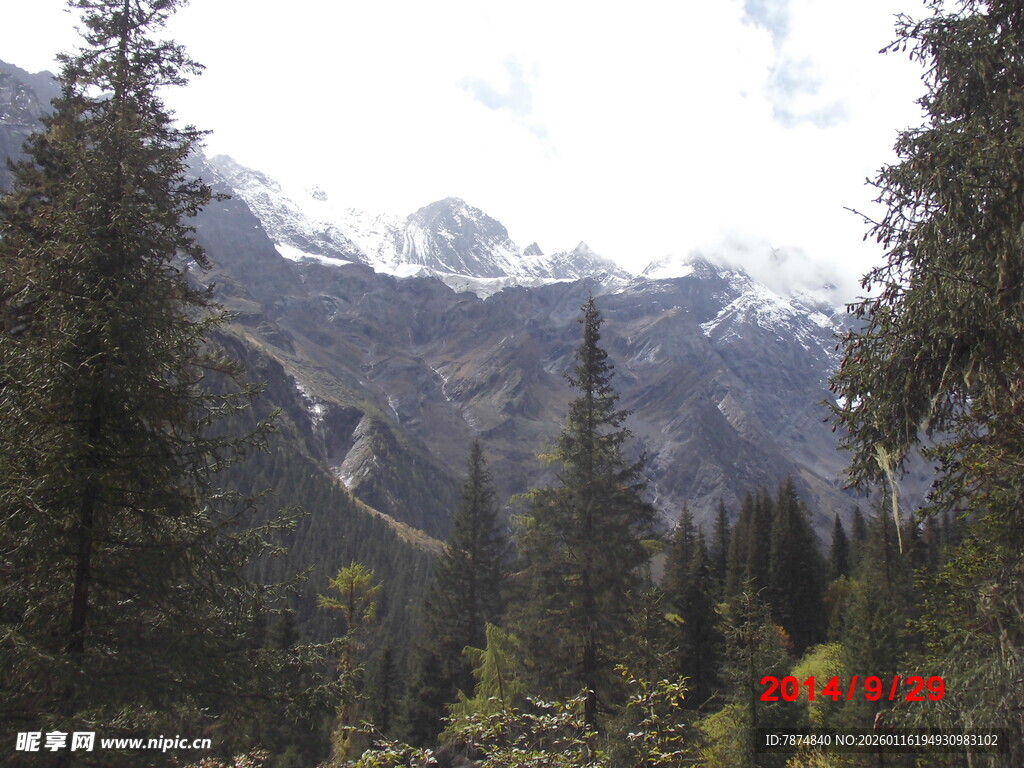 山林间的壮丽雪山景色