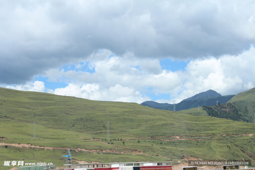 草原山峦间的风光景致