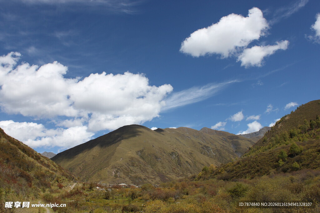 山间美景 蓝天白云映青山