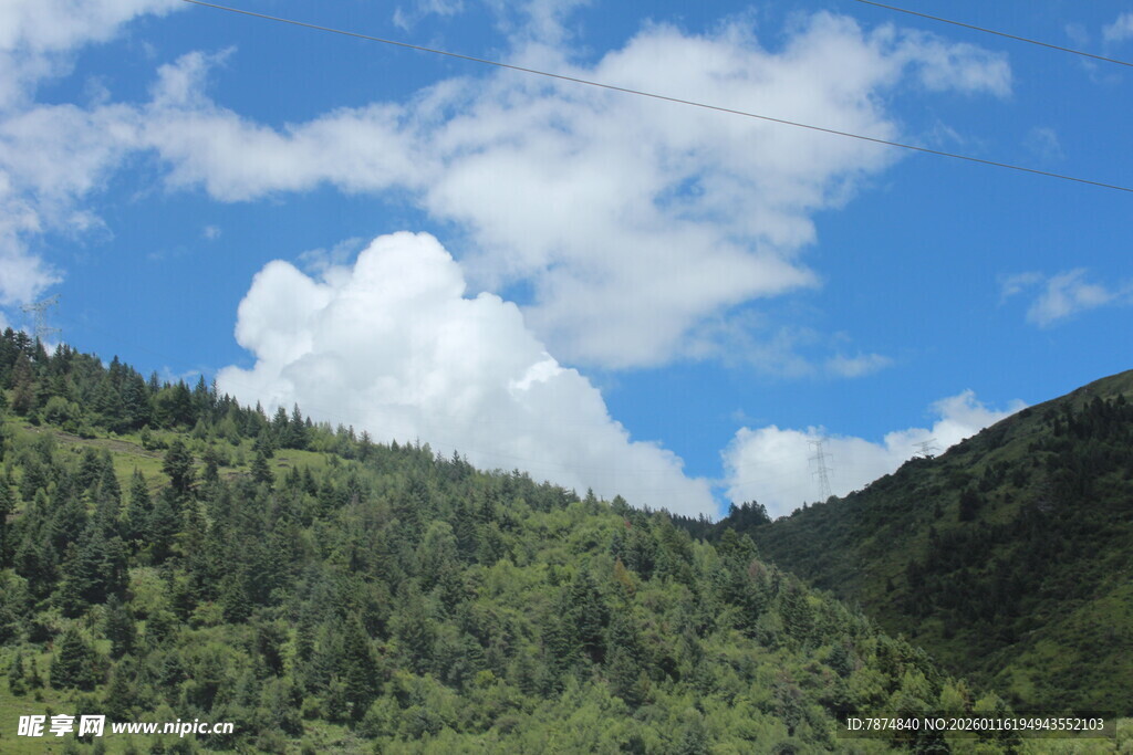青山蓝天间的云朵美景