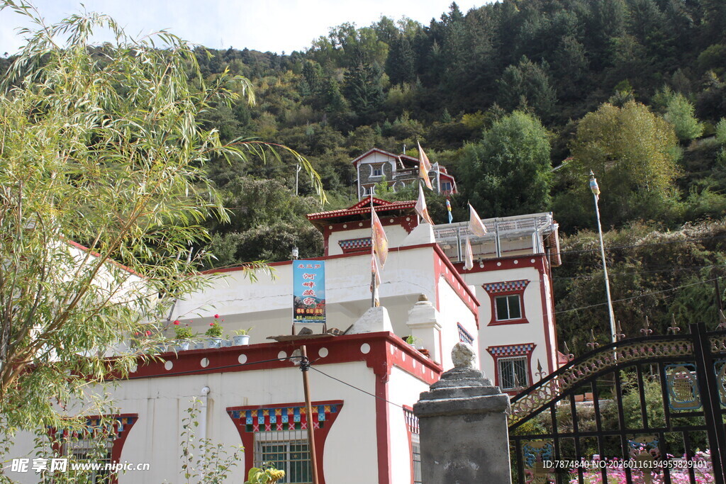 藏式建筑坐落于山林间