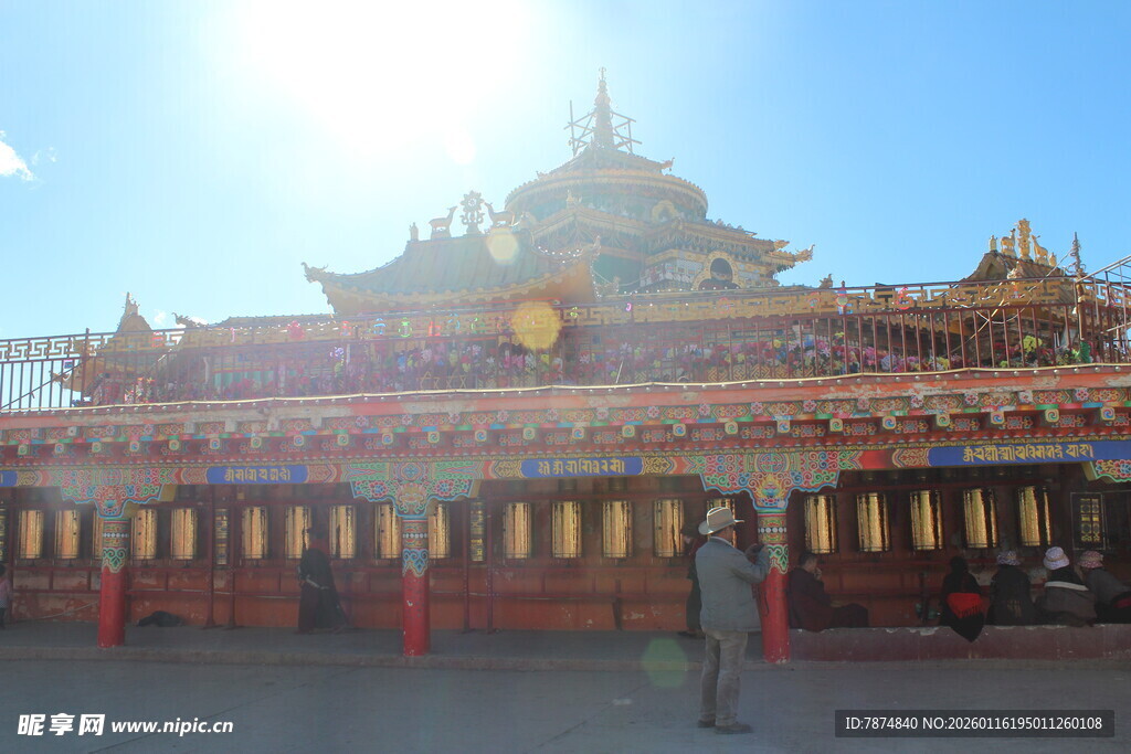 藏式寺庙在阳光下闪耀