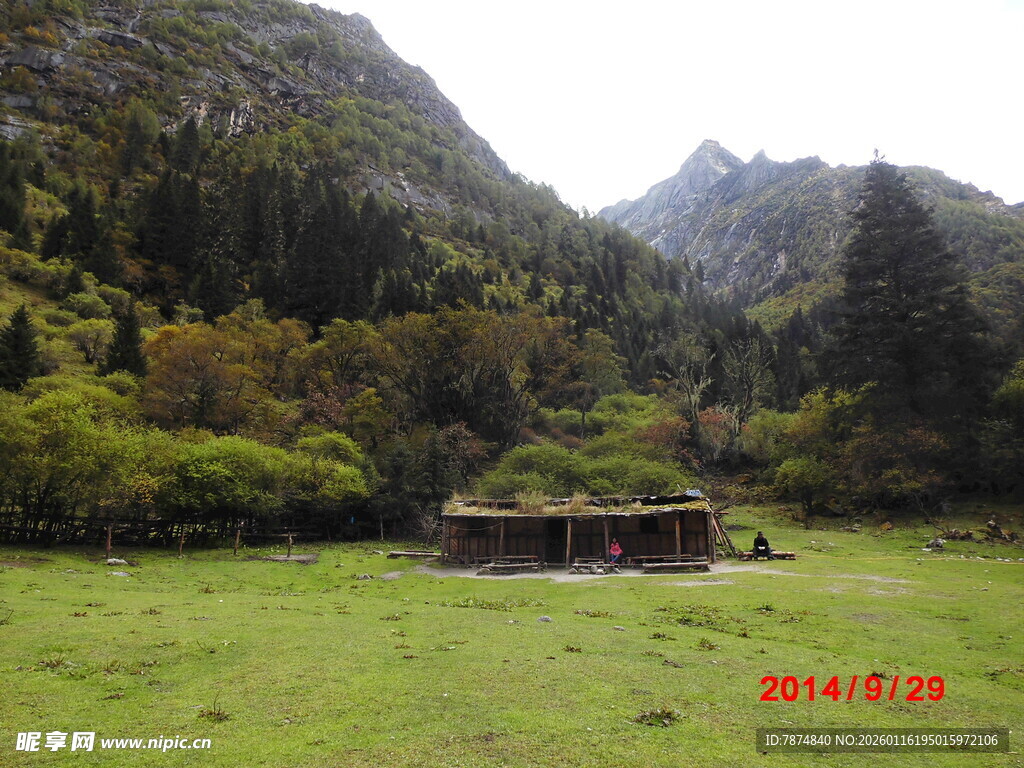 山间草地中的古朴建筑
