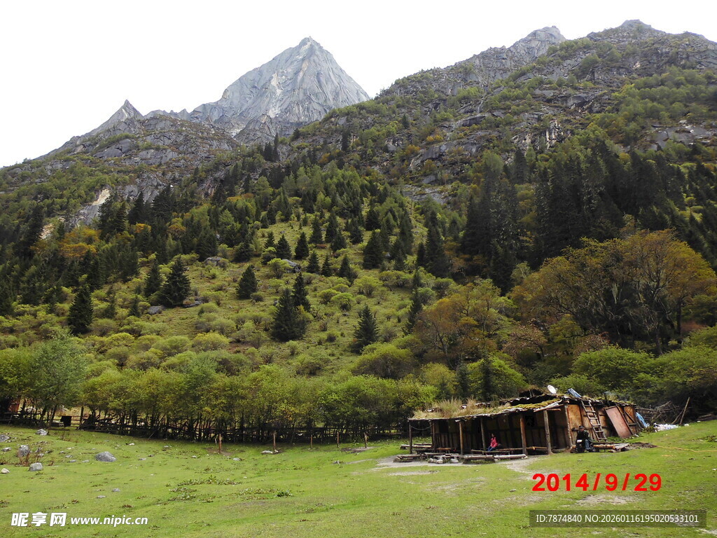 山间草地木屋的自然景致