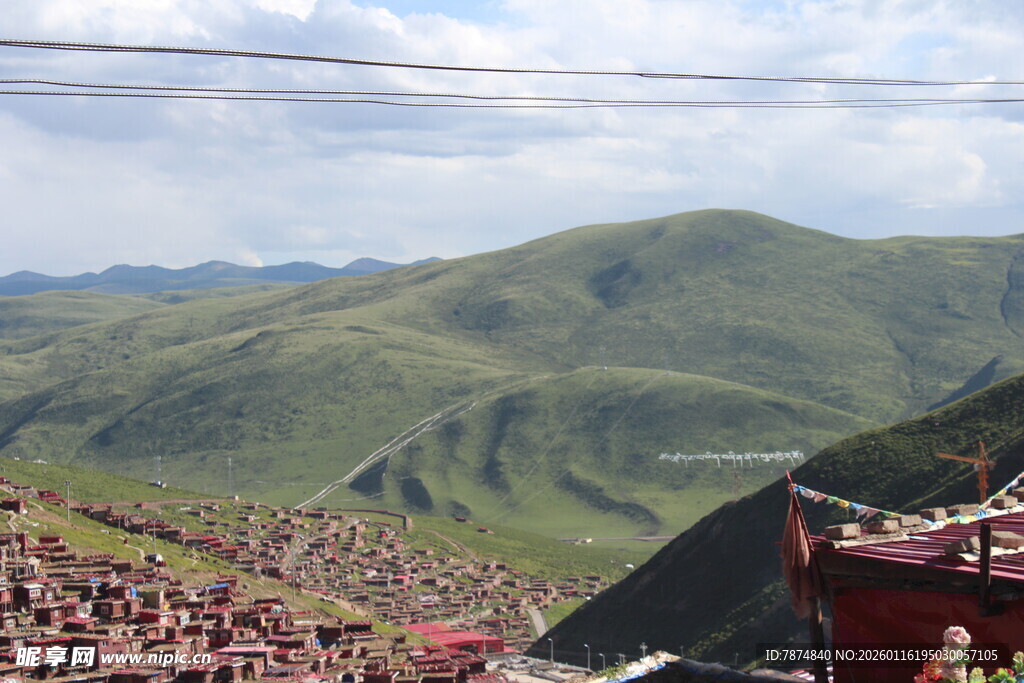 山坡下热闹的人群场景