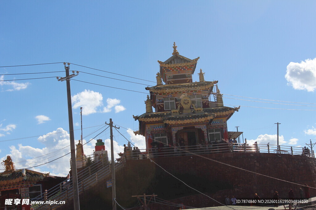 藏式寺庙建筑 蓝天白云下