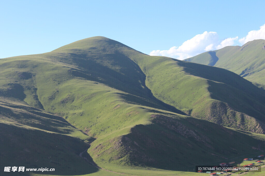 翠绿山峦美景