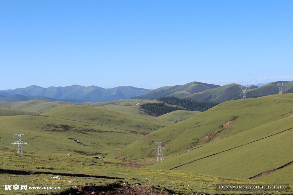 草原风光 远处山峦叠翠