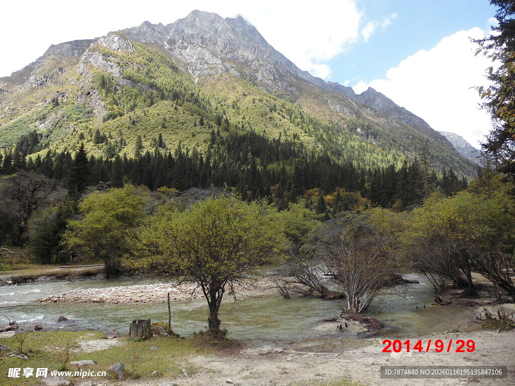 山间秀丽景色