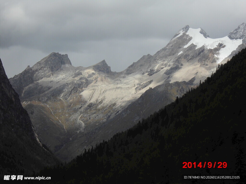 壮丽雪山山谷风景图