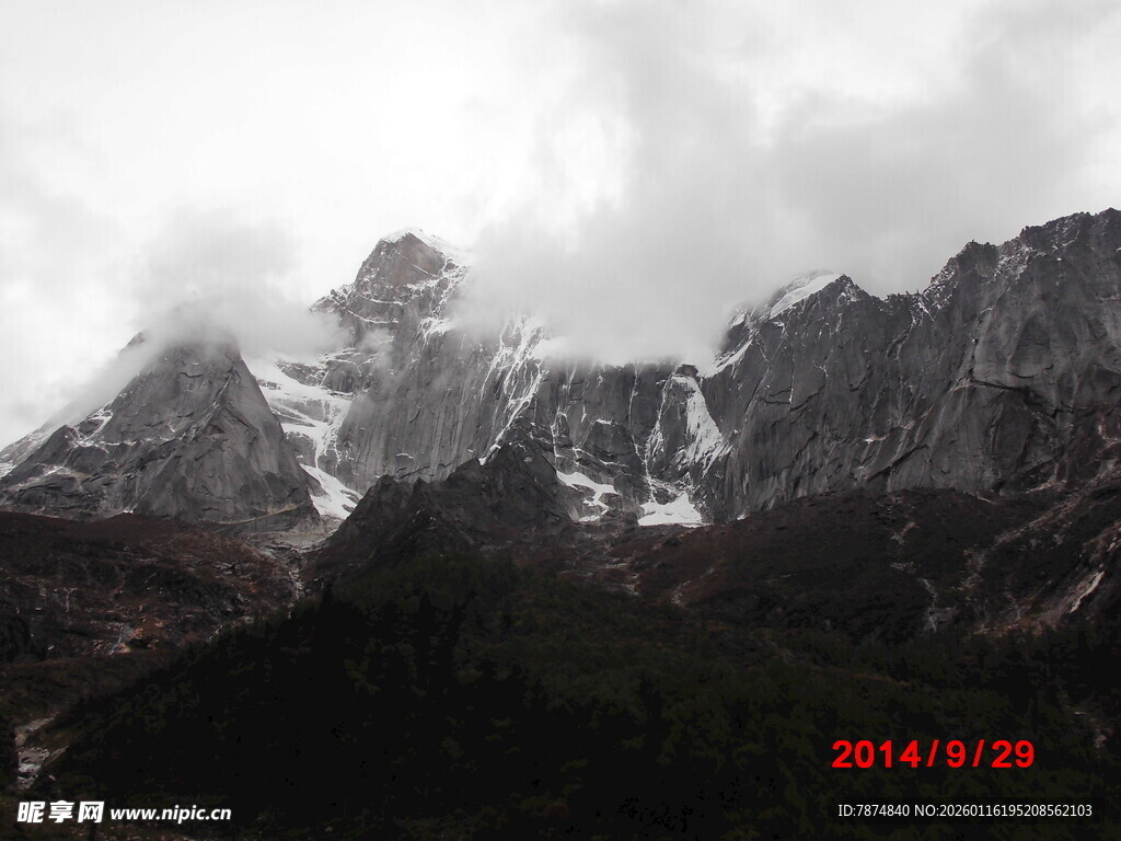 云雾缭绕的壮美雪山