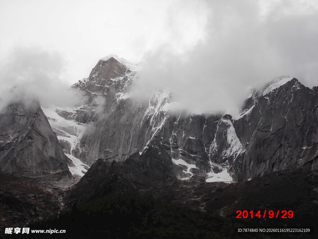 云雾缭绕的巍峨雪山