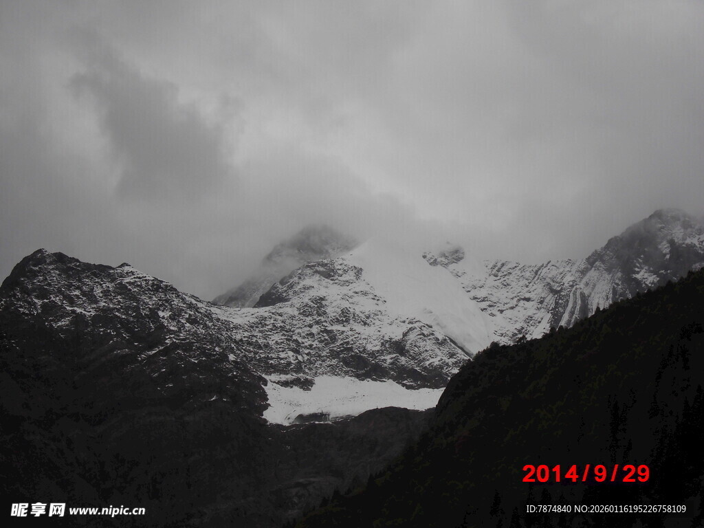 云雾缭绕的巍峨雪山
