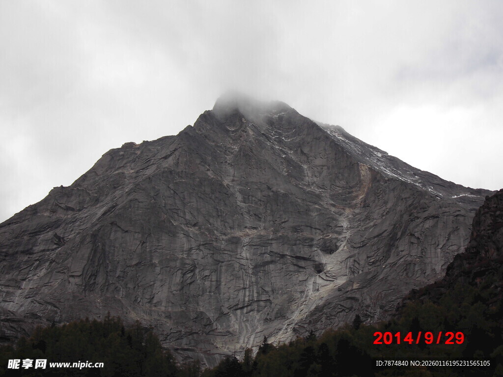云雾缭绕的巍峨山峰