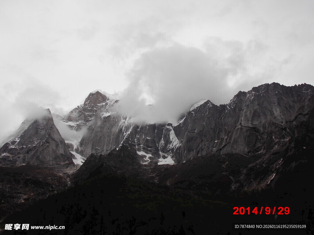 云雾缭绕的壮丽雪山