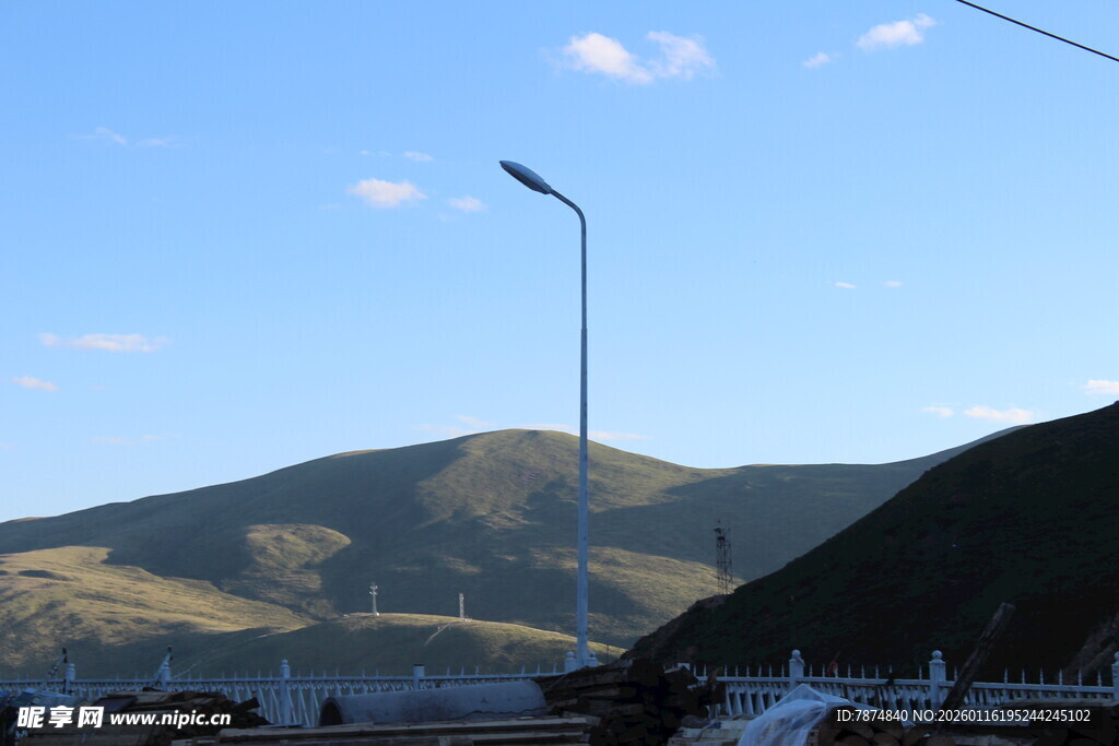 山间公路旁的路灯与蓝天