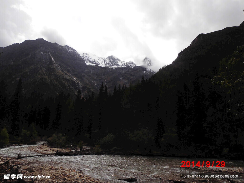 山间河流与茂密山林景观