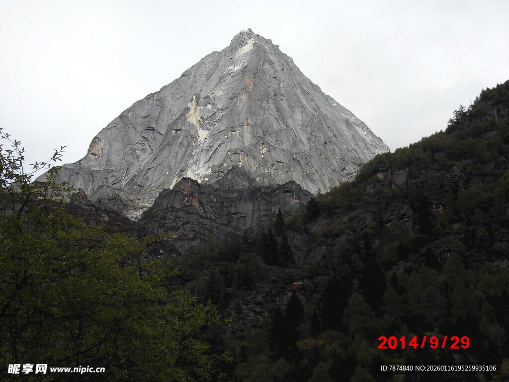 巍峨山峰隐于葱郁山林