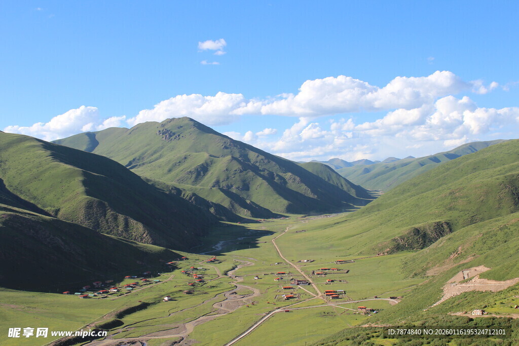 青山连绵的壮阔山间景色