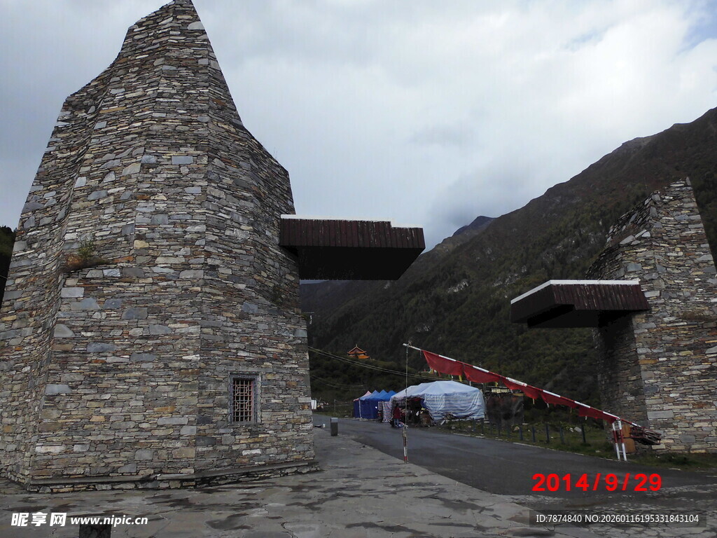 古老石砌建筑与山间场景