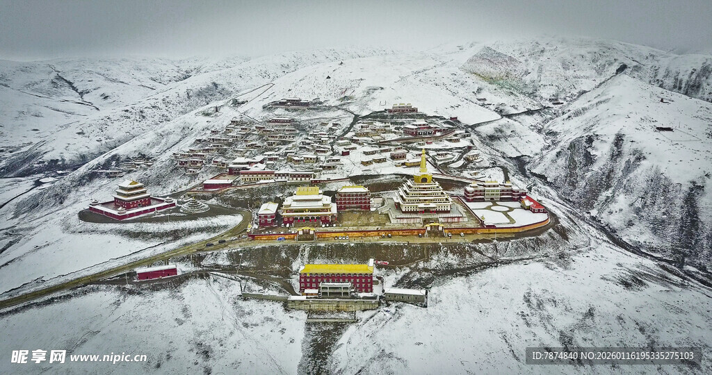 雪山环抱中的寺院景观