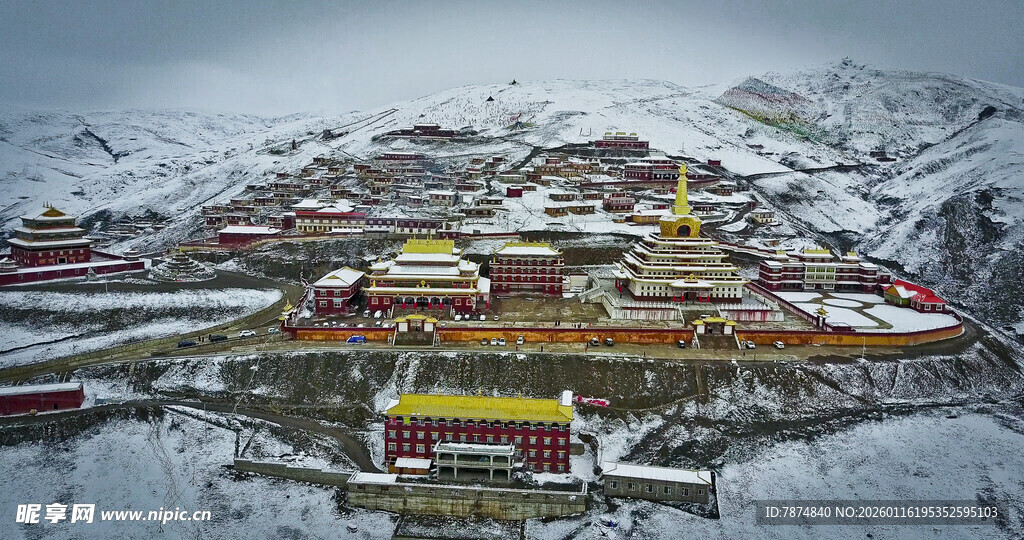 雪覆藏式寺庙建筑群