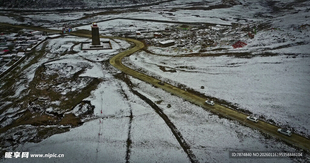 雪覆大地间的蜿蜒道路