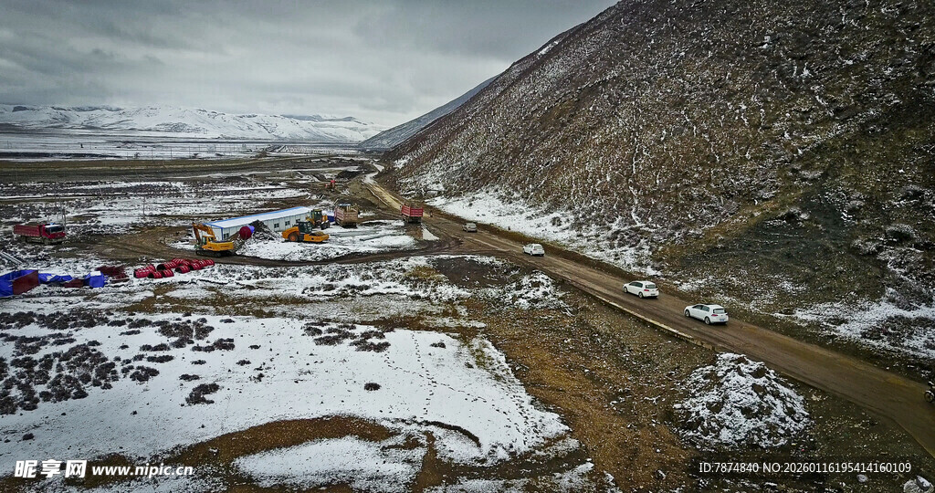 雪山下的多彩营地景观