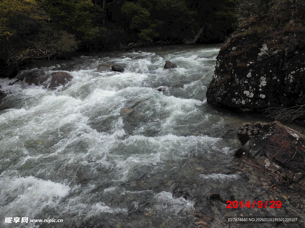 山间湍急溪流