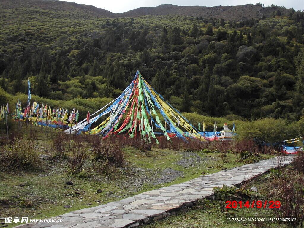 山间五彩经幡装点的小路