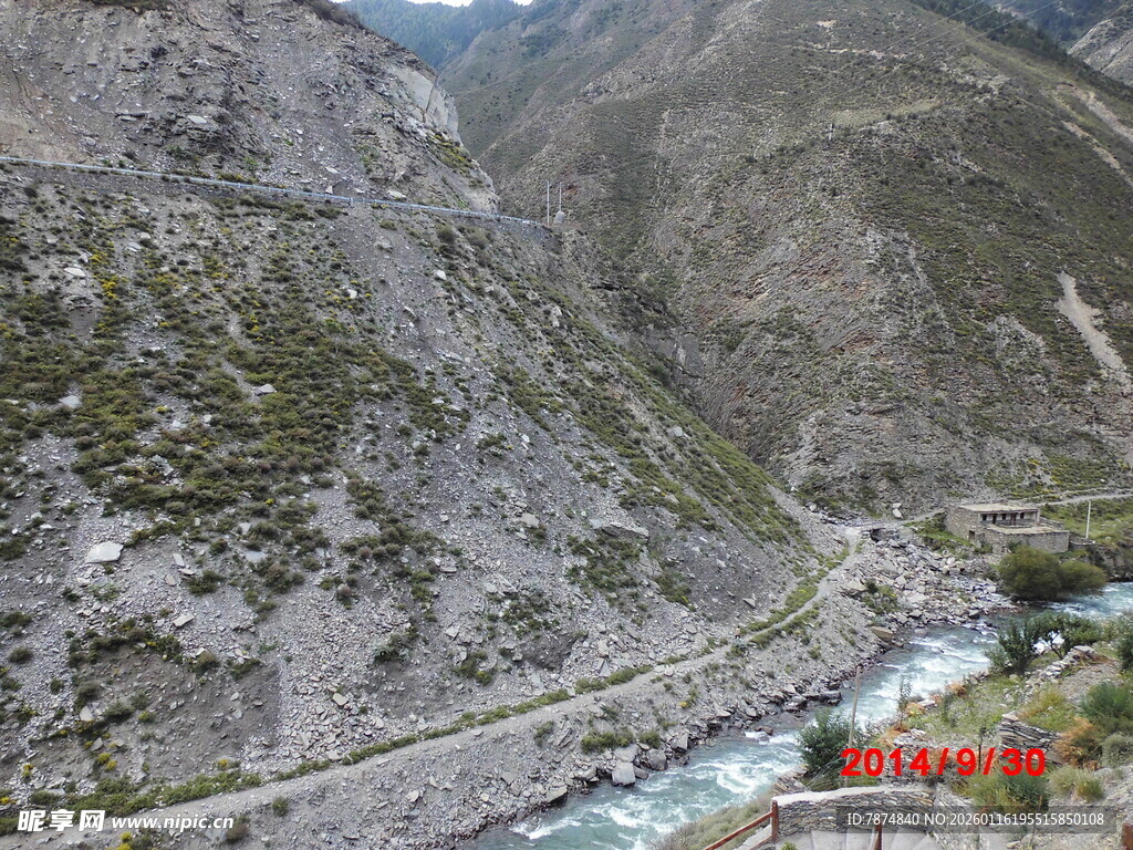 山间河谷壮丽自然景观