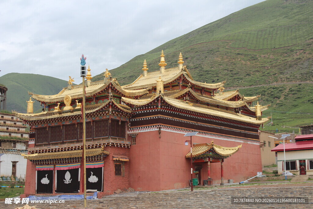 藏式金顶寺庙建筑风貌