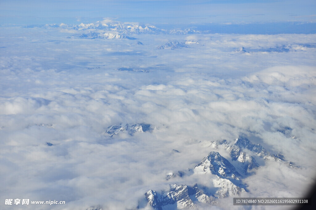 高空俯瞰壮丽雪山云海