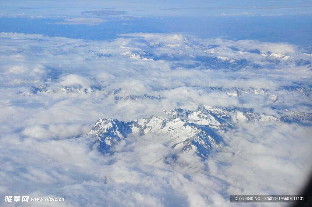 高空俯瞰壮丽雪山云海