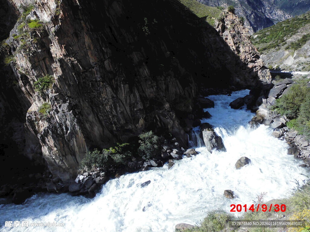 山间湍急溪流穿峡谷