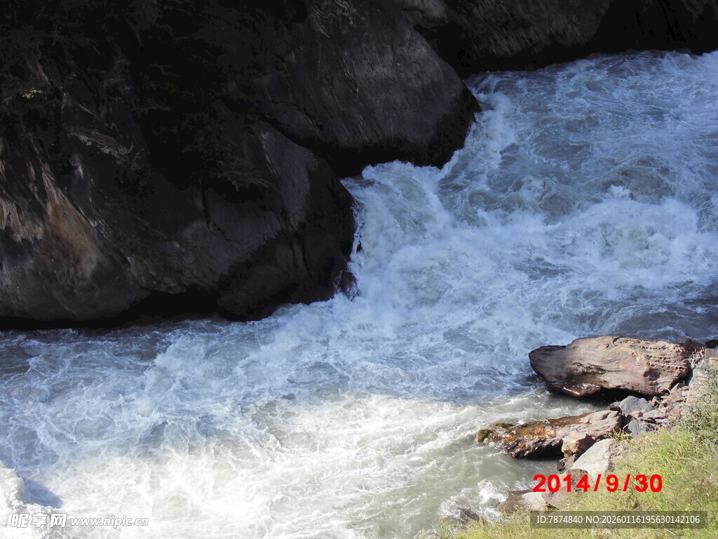 山间湍急溪流