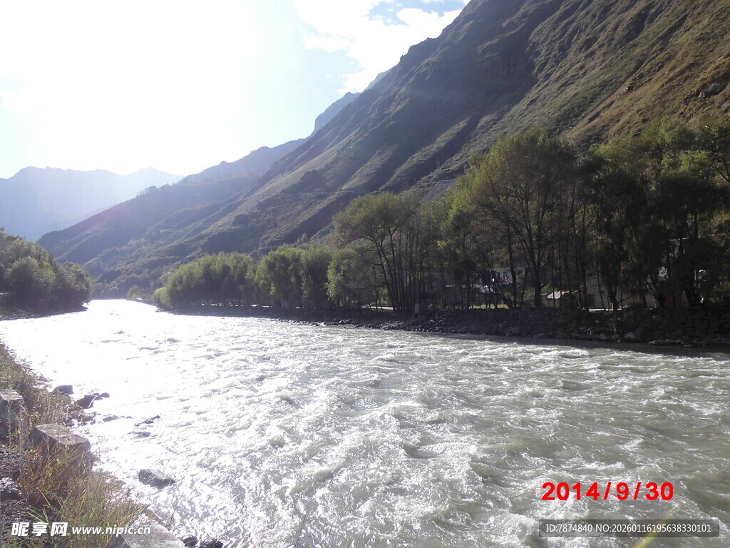 山间湍急河流风景