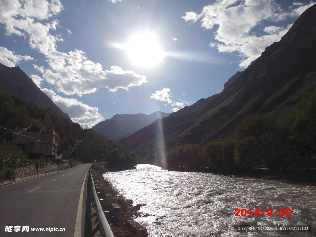 山间公路旁的波光粼粼