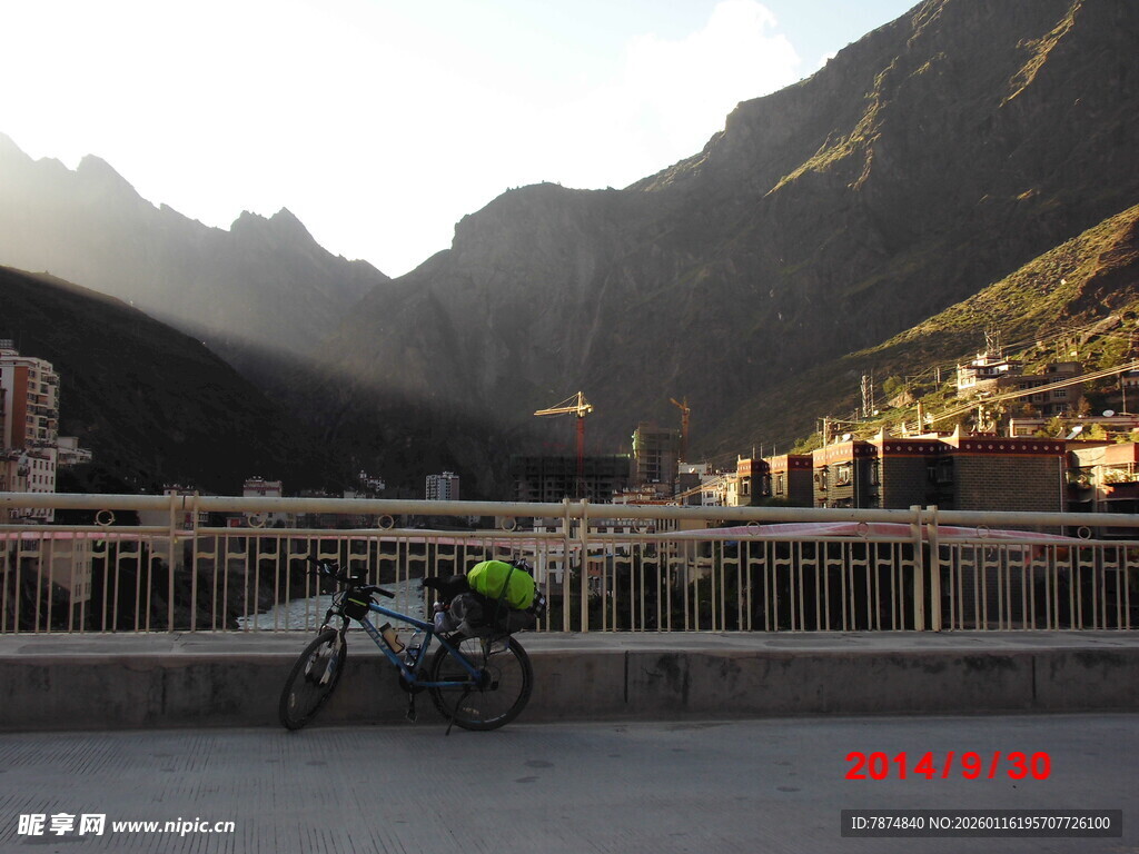 山间公路旁停放的骑行自行车
