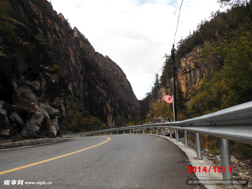 蜿蜒山间公路景观