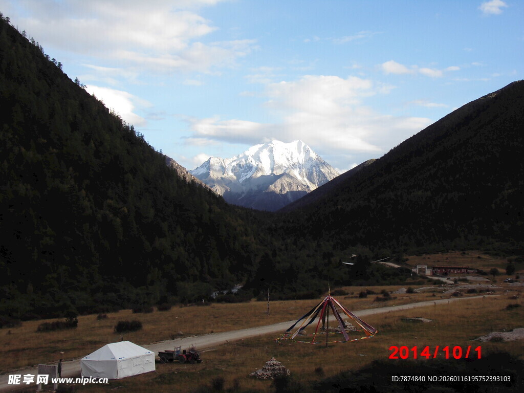 山谷间的雪山与原野风光
