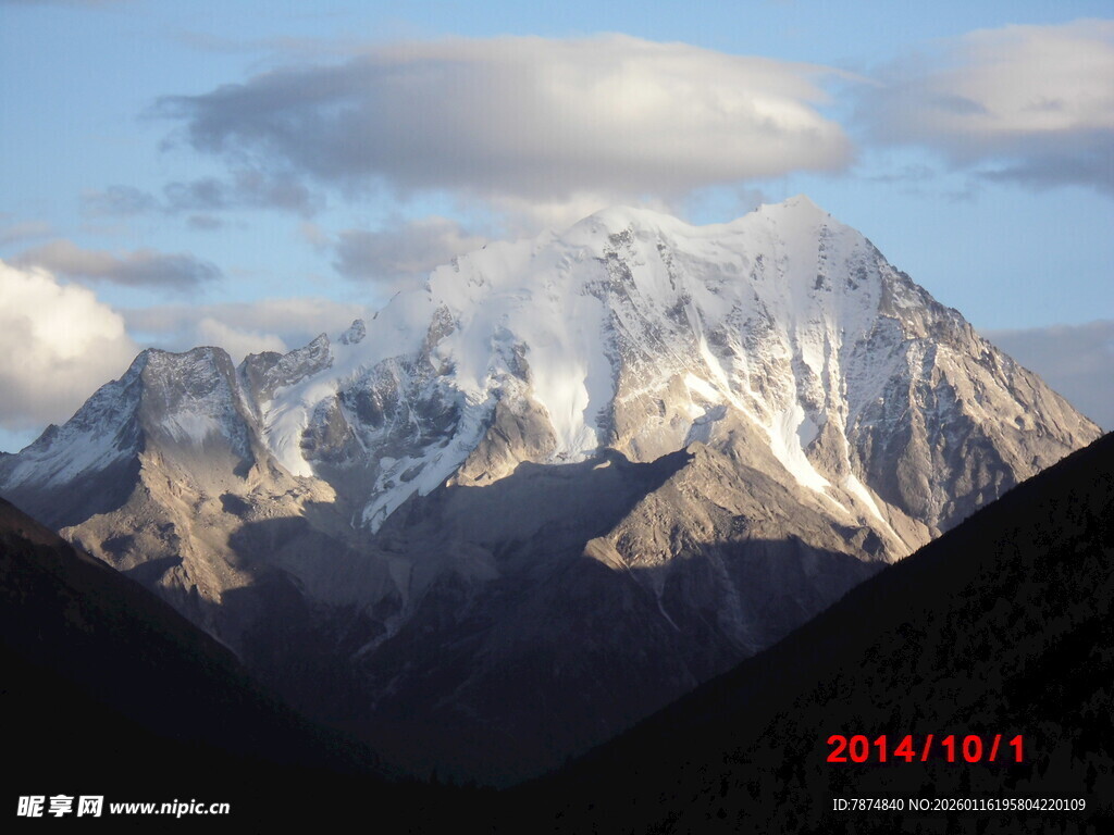 巍峨雪山壮丽景观