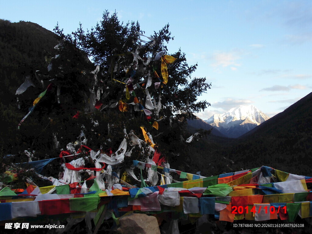 山间经幡飘扬的美丽景致