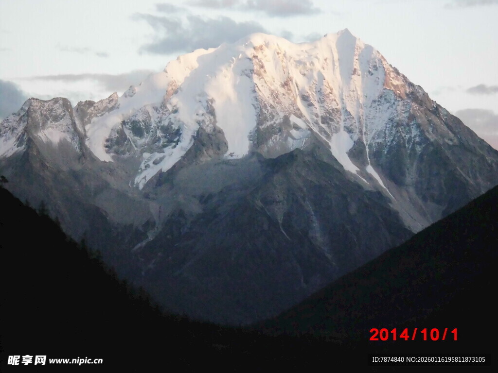 巍峨雪山壮丽景观